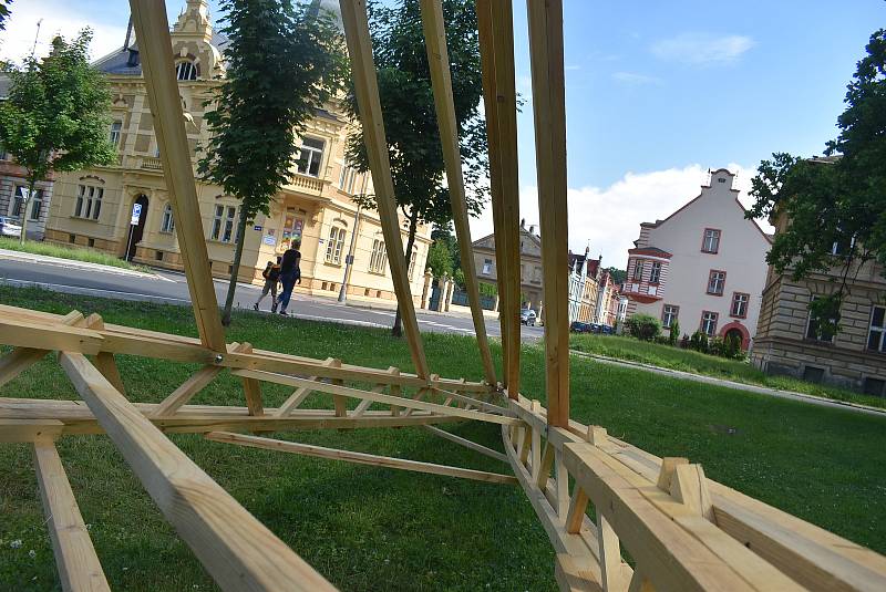 Festival Landscape hravou formou nabízí  Krnovanům zamyšlení nad městem a jeho funkcemi. Veřejné prostory oživily výstavy a umělecké instalace.