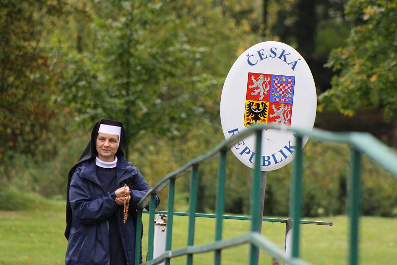 Jedním z míst, kde se sešli Poláci v rámci akce Růženec na hranicích, byl také kostel v Opawici. Na 750 registrovaných účastníků se z kostela vydalo procesím do kilometr vzdálených Lenarcic. Modlitby růžence  se odehrály na hřišti přímo naproti linhartovs