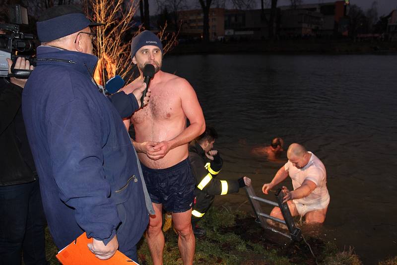 Na Boží hod vánoční proběhl v Bruntále na Kobylím rybníce dvanáctý ročník přehlídky otužileckého plavání Bruntálský krystalek.