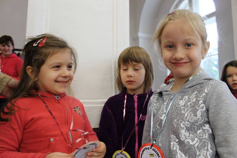 Jídelna Základní školy ve Školní ulici v Bruntále se proměnila v malířský ateliér. Školáci a předškoláci tam malovali obrázky, kterými ozvláštnili ploty u cesty na Petrin.