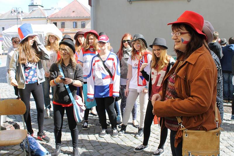 Studentům patřilo v pátek 15. května centrum Bruntálu. Zejména těm, kteří si pořídili vlastní pokrývku hlavy, protože šlo o Kloboukový majáles.