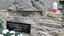 Na hřbitově v Bruntále u společného hrobu 29 vojáků z první světové války vzplály svíčky na paměť obětem slavné bitvy u Zborova, od níž v neděli 2. července uplynulo sto let.