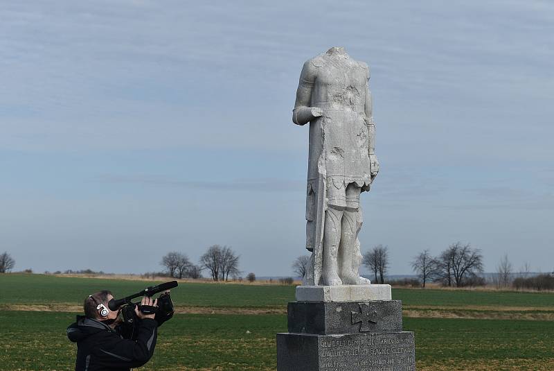 V Hlince před mnoha lety vandal změnil památník padlým  na Bezhlavého rytíře. V restaurátorské dílně rytířovi vrátí tvář, aby se zase stal důstojnou pietou.