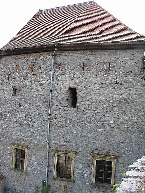 Hrad Sovinec je jednou z možností, jak strávit víkend v bruntálském regionu. Letos v něm odhalili historické fresky a otevřeli obludárium. 