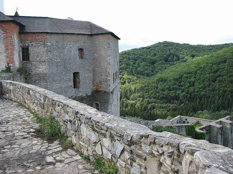 Hrad Sovinec je jednou z možností, jak strávit víkend v bruntálském regionu. Letos v něm odhalili historické fresky a otevřeli obludárium. 