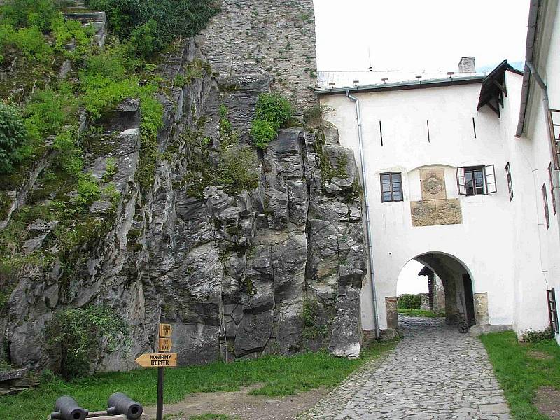 Hrad Sovinec je jednou z možností, jak strávit víkend v bruntálském regionu. Letos v něm odhalili historické fresky a otevřeli obludárium. 