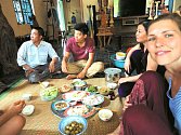 Vietnamci jsou rodinně založení, tráví spolu mnoho času a pomáhají si navzájem. Scházejí se pravidelně na obědy a večeře, kdy na zem rozloží několik misek plných úžasného jídla a to si vychutnávají společně.