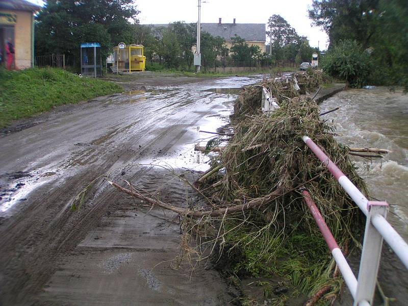 Porovnejme současnou situaci s archivními snímky z Opavice. Autobusová zastávka a zábradlí jsou dnes na stejném místě jako při povodních v roce 2007.