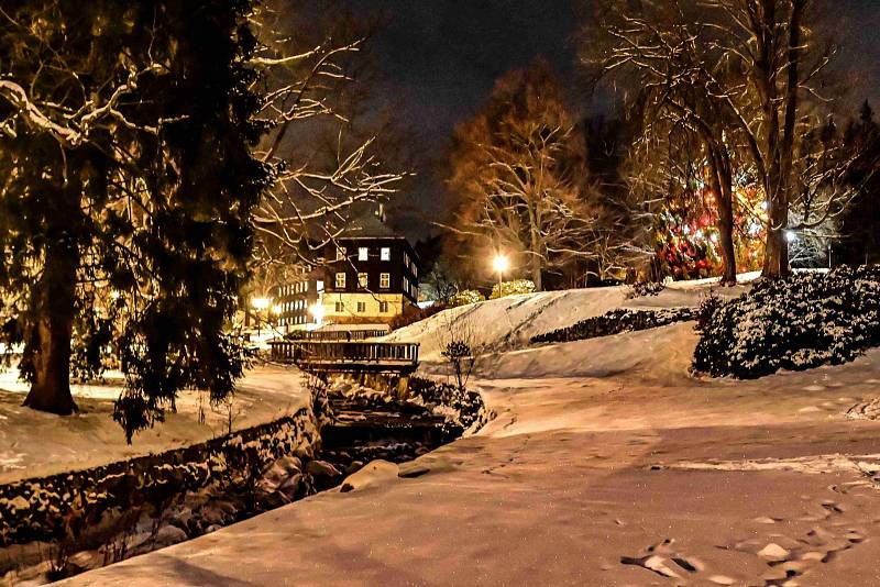 Večerní Karlova Studánka bez lidí a s vánoční nasvícenou atmosférou.