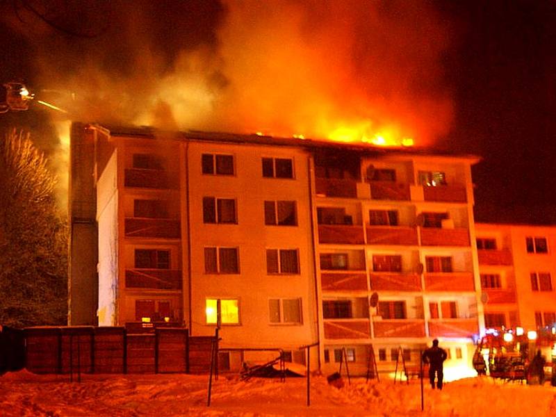 Rekonstrukce patra pod střechou pokračuje. Požár vypálil v podkroví téměř všechno, proto bylo nutné vystavět všechno nově od obvodového věnce.