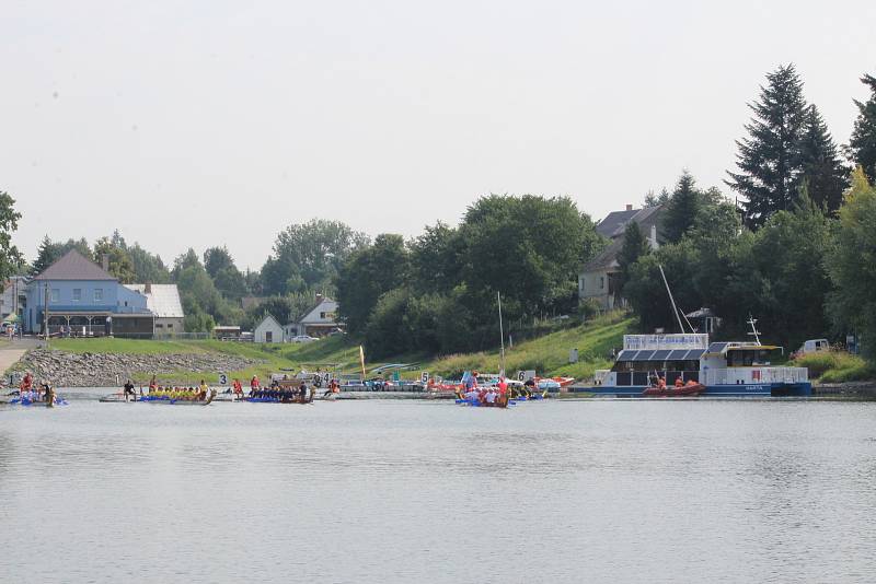 Na Slezské Hartě se už pošesté jel závod dračích lodí, který se stal největším závodem svého druhu v Moravskoslezském kraji.