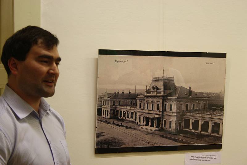 Krnované si oblíbily výstavy Pohledy na Krnov. Sběratel Jiří Křiva prezentuje zvětšeniny historických pohlednic a fotografií, které komentuje Alexandr Michl-Bernard z krnovského muzea.