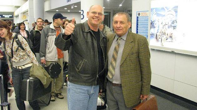 Stanislav Chytil se na letišti v Chicagu přivítal s Karlem Dospivou.