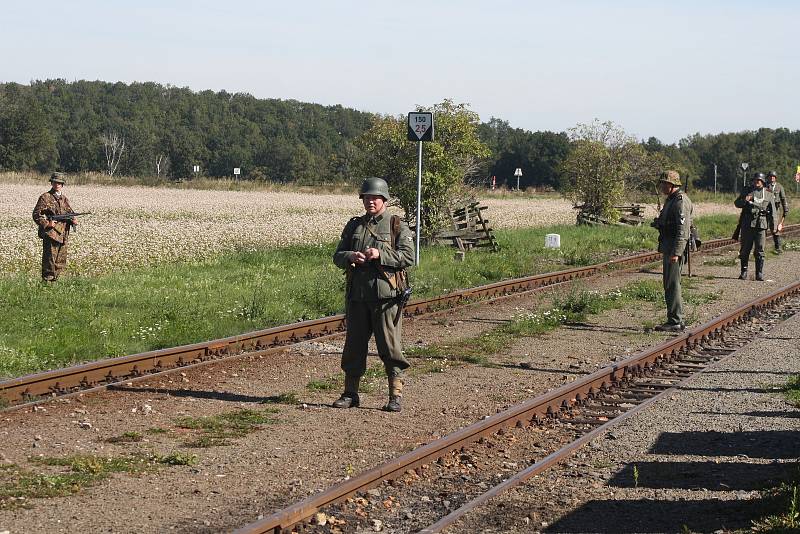 Úzkokolejka Osoblažka se vrátila do března 1945 díky fanouškům vojenské historie. Ti názorně předvedli cestujícím, co se zde mohlo odehrávat v posledních dnech války.