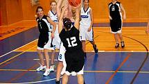 Basketbalistky Slavoje Bruntál si vedou v prvoligové soutěži mladších dorostenek výborně. Ze dvou vydařených víkendových utkání na Vysočině se jim podařilo přivést jedno cenné vítězství z palubovky Pelhřimova. 