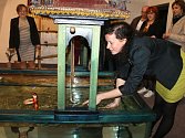 Na zámku v Bruntále se návštěvníci mohou změnit v loutkoherce. Na právě probíhající výstavě, věnované vietnamskému vodnímu divadlu, si každý může vyzkoušet, jak se loutky ve vodě ovládají.