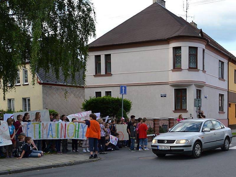 Dětem došla trpělivost, tak se pustily do stávky proti autům, která jim znepříjemňují život.