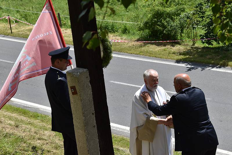 Obnovení kříže v Holčovicích Spáleném provázelo propojení křesťanských a hasičských tradic. Současně zde měli sraz majitelé motorek veteránů.