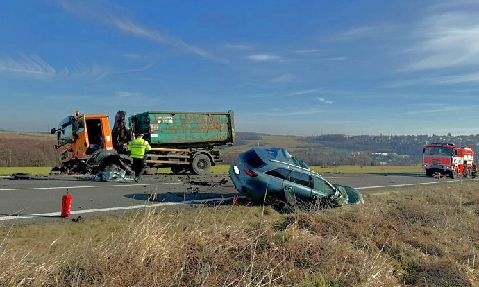 Tragická nehoda u Horního Benešova, při níž zemřel řidič osobního auta, 16. února 2024