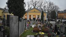 Pohřeb Vladimíra Bluchy provázely nejen roušky, rozestupy a omezený počet míst ve smuteční síni, ale také slezská hymna.