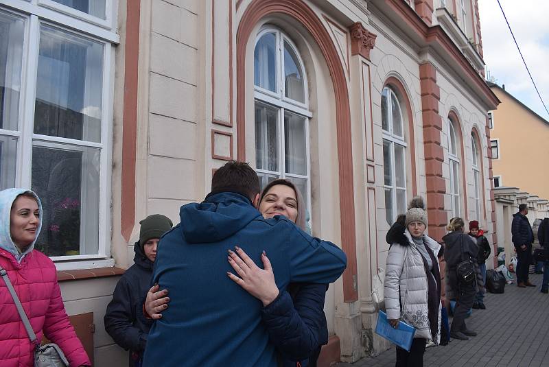 Do Krnova dorazily v neděli 27. února kolem poledne dva autobusy s uprchlíky z Ukrajiny. Ženy, děti a senioři pochází z partnerské Nadvirny. Polovina zůstane v Krnově, polovina po krátkém odpočinku pokračuje do dalších měst.