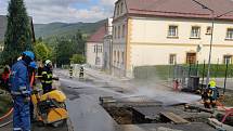 Hasiči likvidují požár potrubí a únik plynu ve Vrbně pod Pradědem.