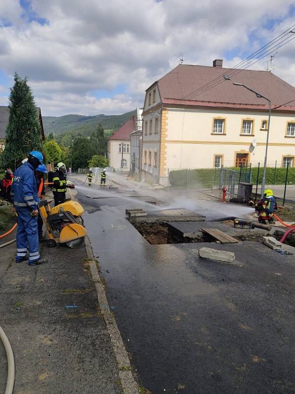 Hasiči likvidují požár potrubí a únik plynu ve Vrbně pod Pradědem.