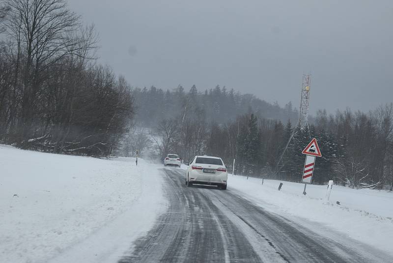 Dobrodružná cesta do Jeseníků a uzavřená silnice z Hvězdy na Ovčárnu. 4. února 2023