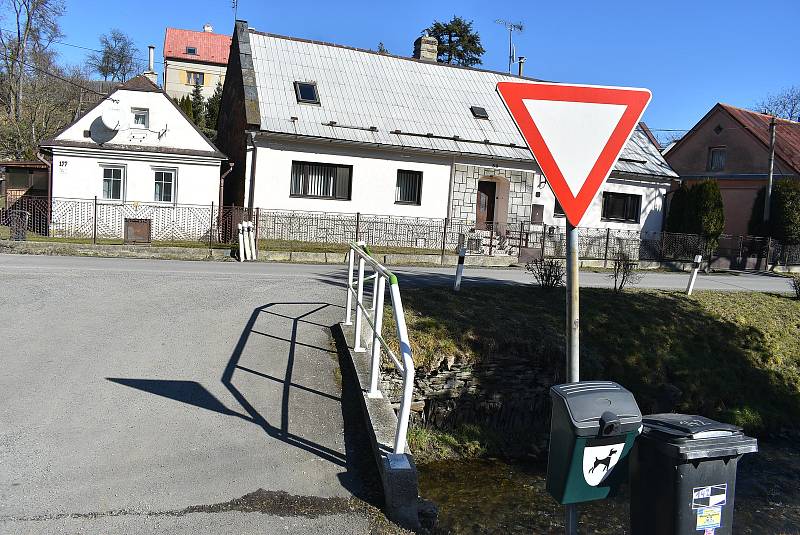 Svobodné Heřmanice leží na hranici okresů Bruntál a Opava. Máme je spojené hlavně se zatopeným břidlicovým lomem Šifr.