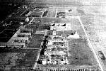 Letiště Tulln u Vídně na jaře 1945. Takto rozbombardované ho zahlédl devatenáctiletý pilot žák Fritz Mayer, než se vydal na svůj poslední let.