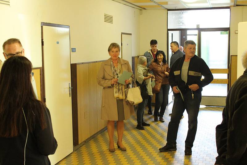 Volební místnost na Základní škole v Cihelní ulici v Bruntále. Na chodbě před volební místností čekali lidé.