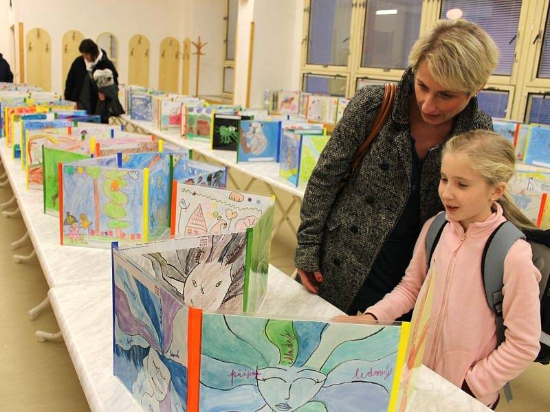 Zájemci o kuriozní věci si nesmí nechat ujít obří leporelo, putující Českem. Vůbec nejdelší leporelo malované dětmi vzniklo v rámci projektu Společně dokážeme cokoliv... pražského Centra neziskových aktivit a je právě na cestách napříč republikou.