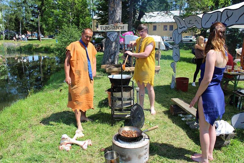 Už podesáté se milovníci pravého nefalšovaného kotlíkového guláše sešli v areálu obecního rybníka ve Světlé Hoře.