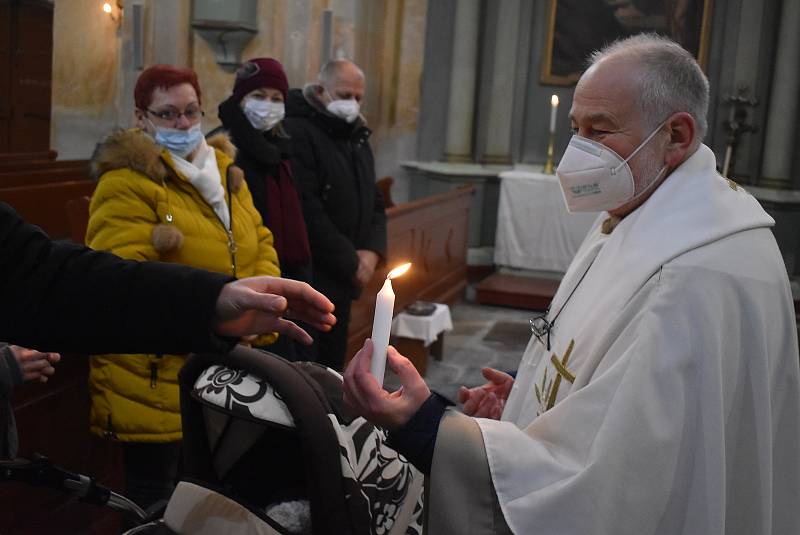 Farníci v Holčovicích přijali svátost pomazání nemocných. Dříve se jí říkalo poslední pomazání. Následovalo svěcení svíček hromniček.