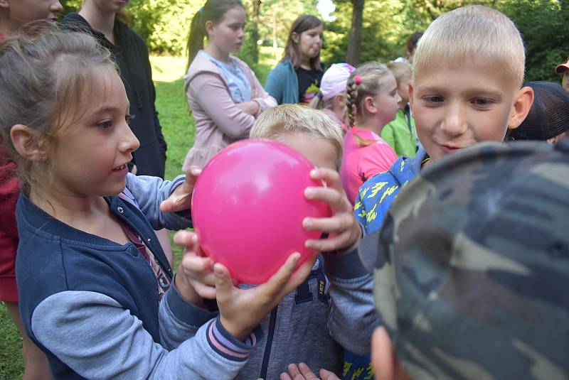 Zámecký park, Město Albrechtice 21. července: Kateřina Hrabalová o prázdninách nabízí dětem  zábavné pokusy a zážitky ze světa chemie a fyziky.