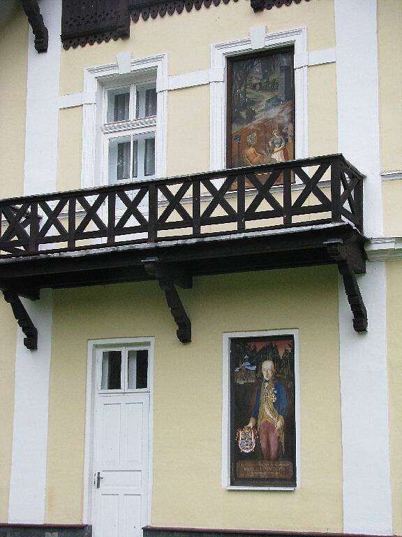 Fasády některých domů jsou doplněny obrazy. Tento je na lázeňském domě Bezruč.