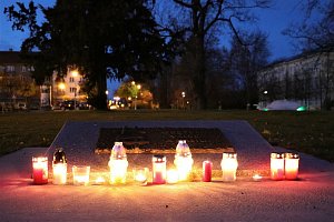 Krnované 17. listopadu zapalovali svíčky u univerzálního památníku obětem válek a násilí.