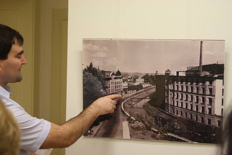 Krnované si oblíbily výstavy Pohledy na Krnov. Sběratel Jiří Křiva prezentuje zvětšeniny historických pohlednic a fotografií, které komentuje Alexandr Michl-Bernard z krnovského muzea.