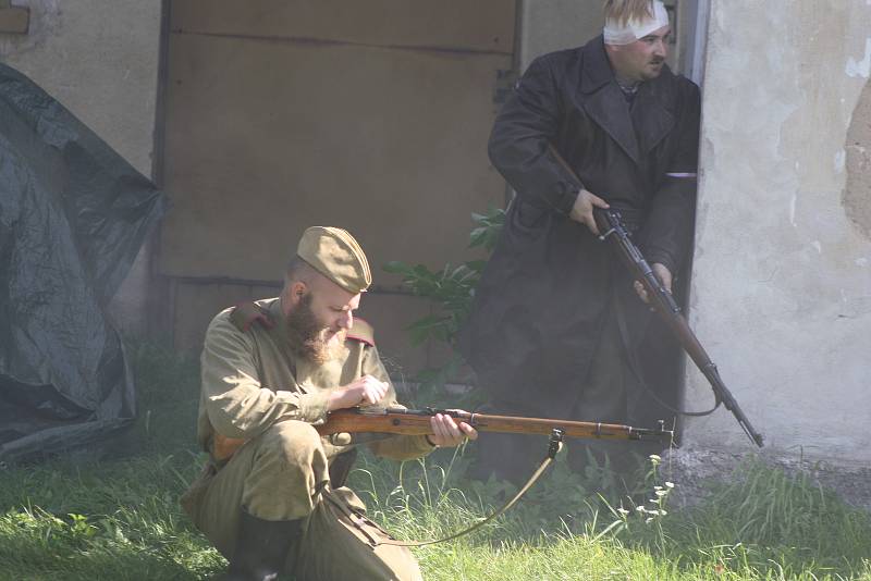 Úzkokolejka Osoblažka se vrátila do března 1945 díky fanouškům vojenské historie. Ti názorně předvedli cestujícím, co se zde mohlo odehrávat v posledních dnech války.