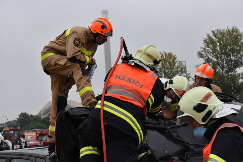 Dobrovolní hasiči z Vrbna pod Pradědem reprezentovali Moravskoslezský kraj v celorepublikové soutěži ve vyprošťování  osob z vraku auta. Foto: Andrea Martínková