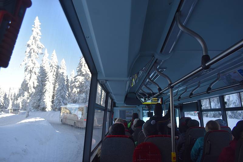 Autobusy z parkoviště Hvězda na Ovčárnu jsou vstupní branou do vrcholových partií Jeseníků.