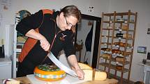 Holanďan Frans Lemstra je doma v Dětřichově nad Bystřicí. Otevřel tam obchůdek s holandskými sýry. Má otevřeno jeden den v týdnu a můžete u něj platit jen hotově.