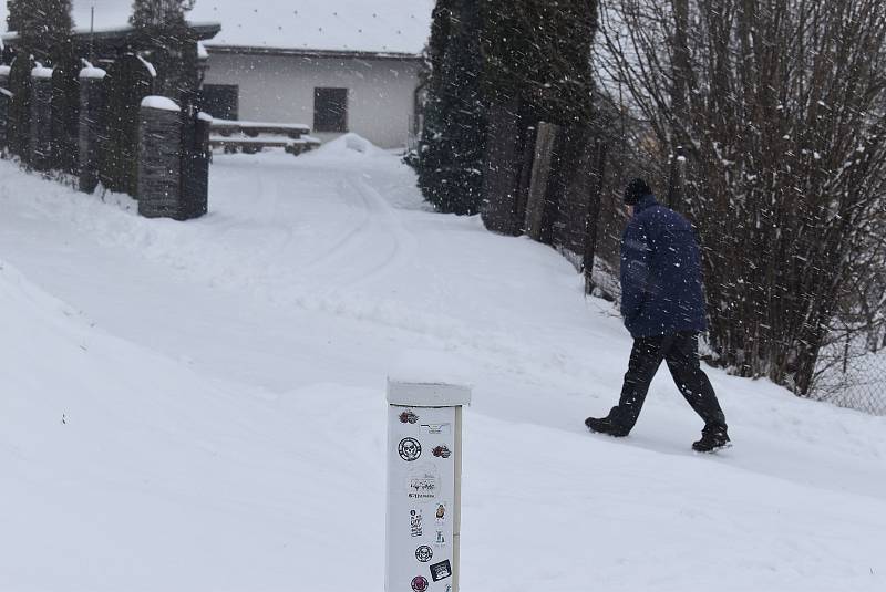 Chystáte se do Jeseníků, ale obáváte se přeplněných parkovišť? Zkuste si udělat zimní výlet do Andělské Hory na poutní místo Annaberg a na stejnojmennou sjezdovku.