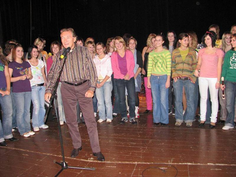 V říjnu 2008 krnovský dívčí sbor Ars Voce s dirigentem Kamilem Trávníčkem dělal Karlu Gottovi předskokana v krnovském divadle. Gott se v Krnově rovněž představil jako malíř.