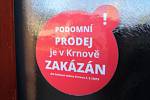 Samolepka Podomní prodej je v Krnově zakázán aneb: „Na dveřích to máš napsané, čau“.