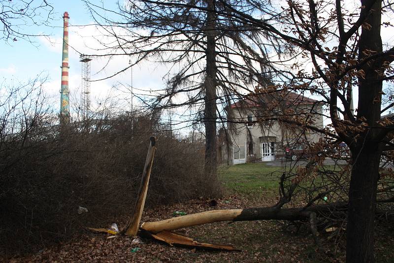 Po noční vichřici zůstaly některé části Krnova bez proudu, například Ježník. Stromy padaly například v Chářovském parku a na sídlišti pod Cvilínem.