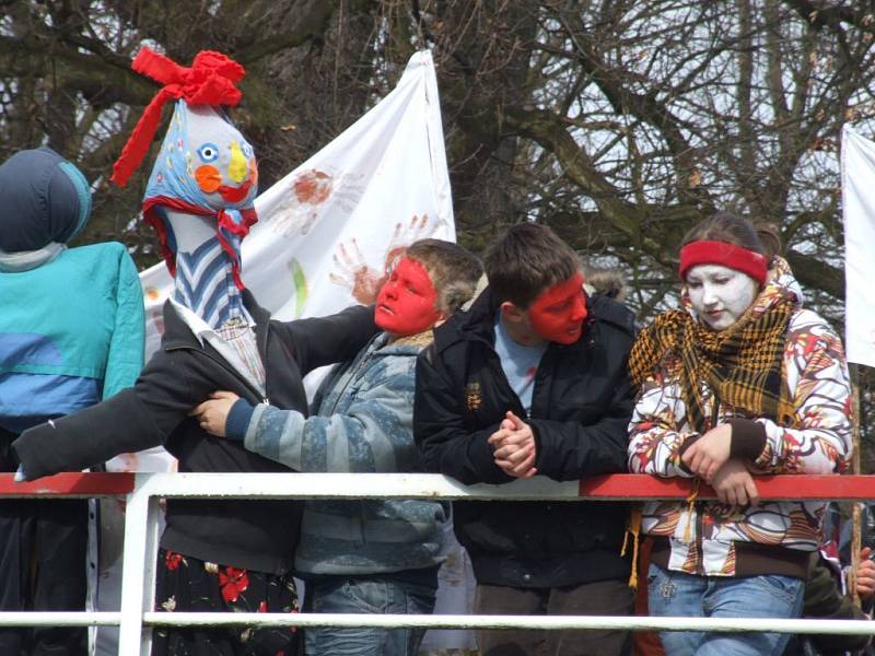 Letošní česko-polské vítání jara v Úvalně bylo specifický tím, že na březích řeky ležel první sníh. 