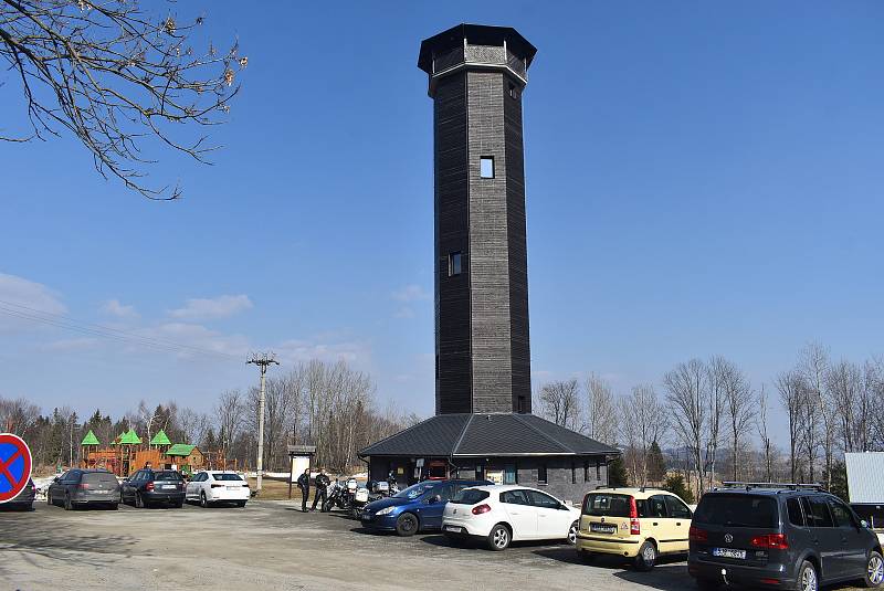 Hřiště v Nové Vsi nad Dolní Moravicí vybudovaly Lesy ČR. Stala se z něj vyhledávaná atrakce Jeseníků.