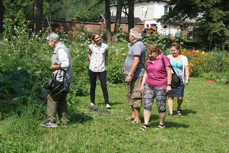 Český svaz ochránců přírody ČSOP Město Albrechtice popularizuje staré odrůdy a pořádá komentované prohlídky zahradnictví v  zámeckém parku v Hynčicích.