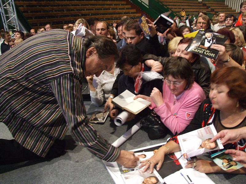 Karel Gott byl po každém koncertu obklopen věrnými fanoušky.